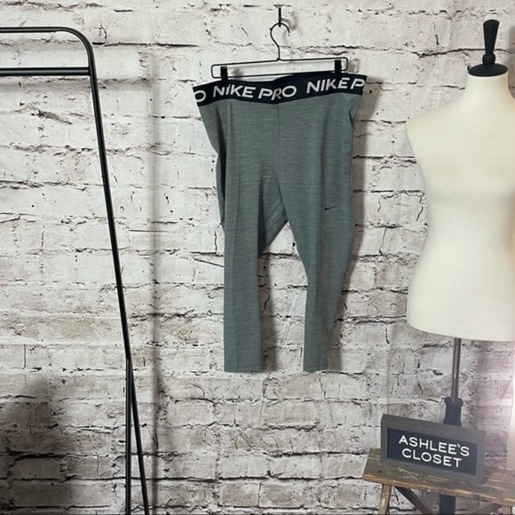 NWT Nike Pro Women’s Plus Athletic Leggings - Size 2X - Picture 1 of 10